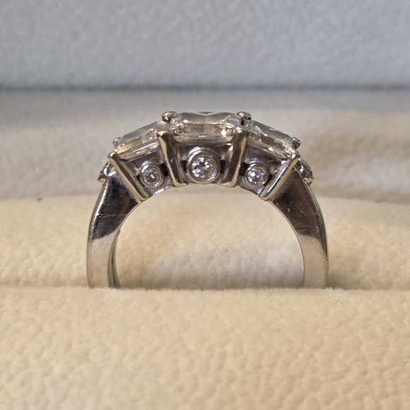 Elegant White Gold Princess Cut Diamond Ring - Picture 6 of 8